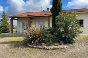 Maison chaleureuse avec un grand jardin verdoyant